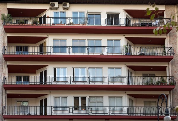 What are innovative façade materials for energy efficiency?