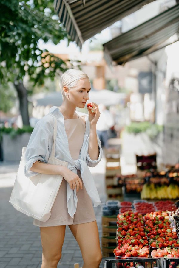 What Are the Best Strategies for Wearing a Crop Top in a Chic and Classy Manner?